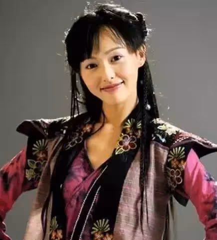 女星穿異域服飾：劉詩詩劉亦菲冷艷，熱巴范冰冰靈動，楊冪鐘欣潼高貴！