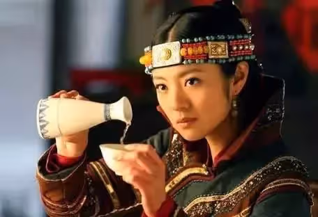 女星穿異域服飾：劉詩詩劉亦菲冷艷，熱巴范冰冰靈動，楊冪鐘欣潼高貴！