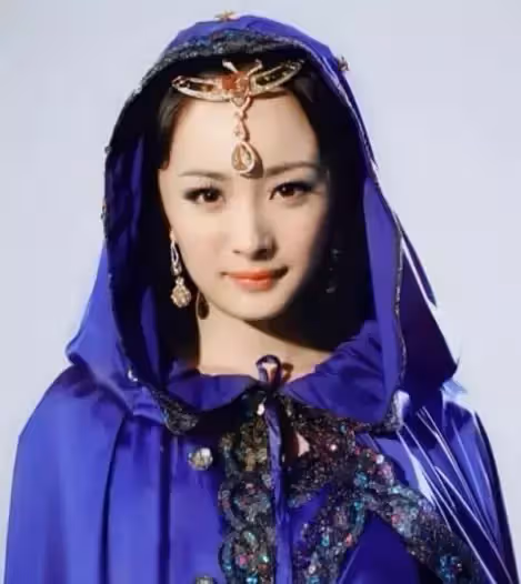 女星穿異域服飾：劉詩詩劉亦菲冷艷，熱巴范冰冰靈動，楊冪鐘欣潼高貴！