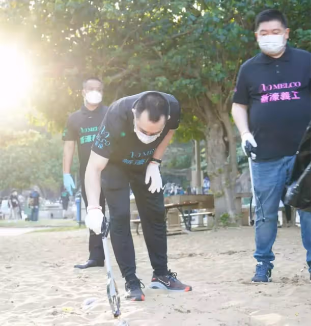 「賭王45歲兒子」何猷龍做義工,陪老人下棋笑容親切,打扮樸素「沙灘撿垃圾」接地氣,「身家369億」也不擺架子
