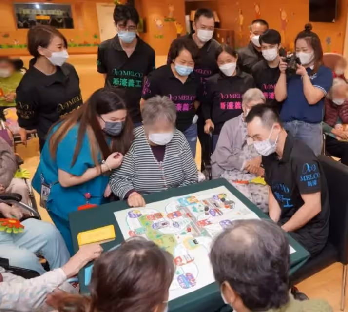 「賭王45歲兒子」何猷龍做義工,陪老人下棋笑容親切,打扮樸素「沙灘撿垃圾」接地氣,「身家369億」也不擺架子