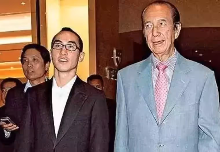 「賭王45歲兒子」何猷龍做義工,陪老人下棋笑容親切,打扮樸素「沙灘撿垃圾」接地氣,「身家369億」也不擺架子