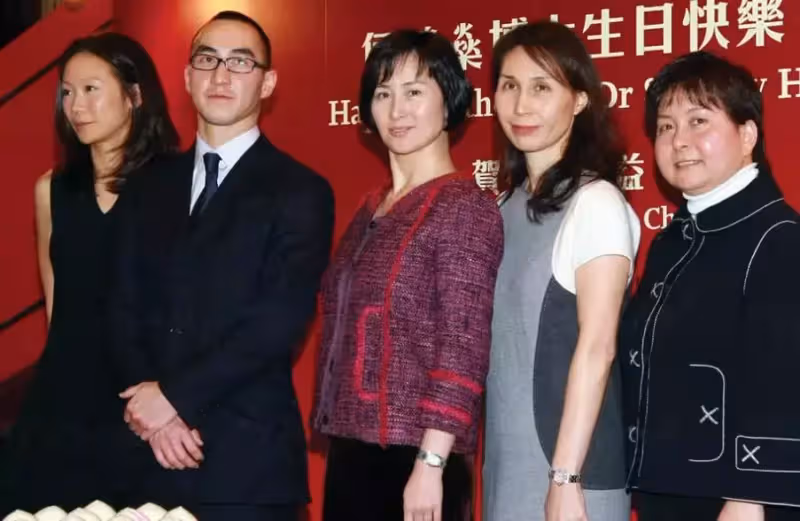 「賭王45歲兒子」何猷龍做義工,陪老人下棋笑容親切,打扮樸素「沙灘撿垃圾」接地氣,「身家369億」也不擺架子