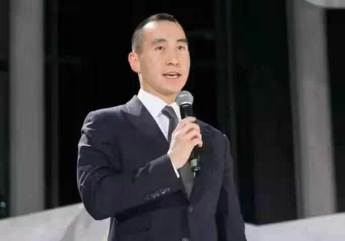 「賭王45歲兒子」何猷龍做義工,陪老人下棋笑容親切,打扮樸素「沙灘撿垃圾」接地氣,「身家369億」也不擺架子