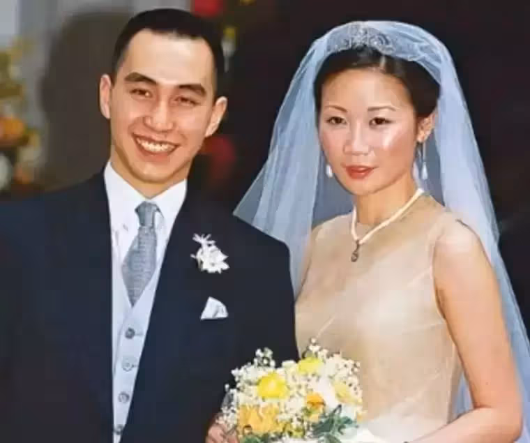 「賭王45歲兒子」何猷龍做義工,陪老人下棋笑容親切,打扮樸素「沙灘撿垃圾」接地氣,「身家369億」也不擺架子