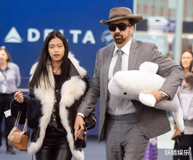 58歲尼古拉斯·凱奇走紅毯,盡顯老態!緊握28歲日本嬌妻的手不放