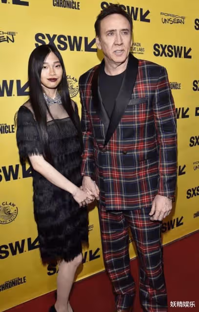 58歲尼古拉斯·凱奇走紅毯,盡顯老態!緊握28歲日本嬌妻的手不放