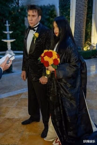 58歲尼古拉斯·凱奇走紅毯,盡顯老態!緊握28歲日本嬌妻的手不放