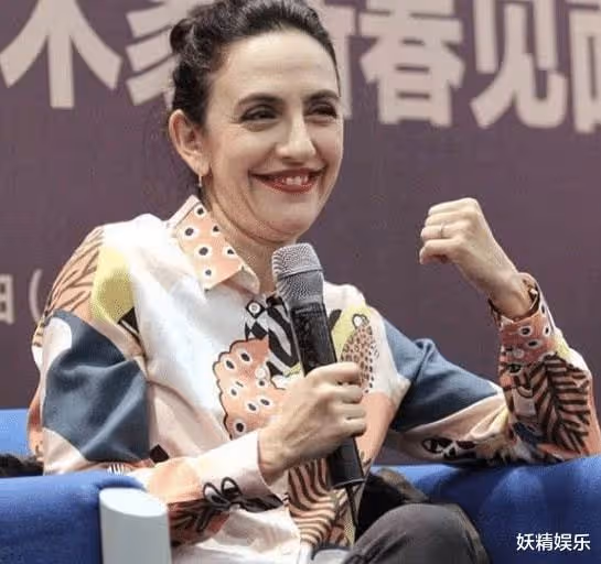 58歲尼古拉斯·凱奇走紅毯,盡顯老態!緊握28歲日本嬌妻的手不放