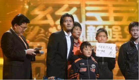 劉德華怎麼也想不到!當年親了一個嬰兒 嬰兒長大完成「對自己的超越」人氣超高