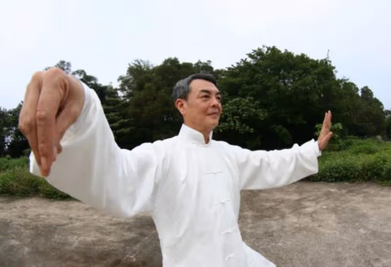 顏國梁罕露面,69歲頭髮花白精神抖擻,為TVB效力28年願當「甘草王」,淡圈息影后成「太極宗師」