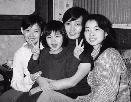 曾志偉女兒曾寶儀:父母離異有陰影,和初戀相守16年,48歲仍未婚