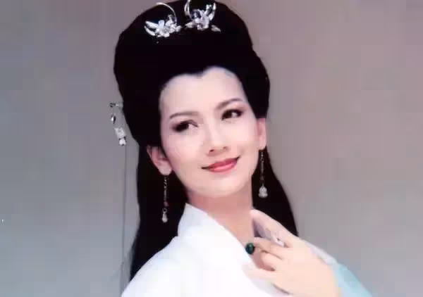 6位香港頂級美人的落幕，關之琳臉腫到認不出，張敏毀掉經典角色