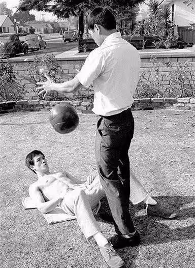 盤點李小龍創造的9大世界紀錄,1秒鐘內可以打出9拳,至今無人能破!