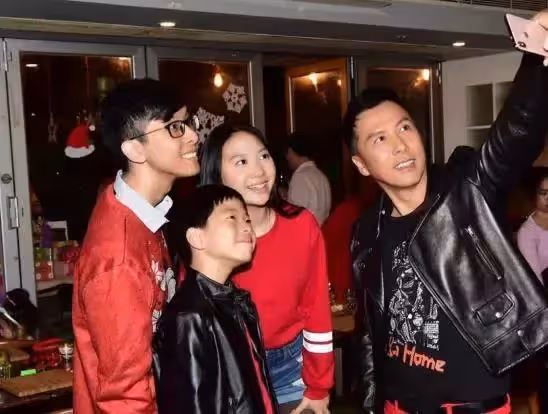 香港男神的兒子顏值,甄子丹大兒子長相像父親,呂良偉兒子矮胖