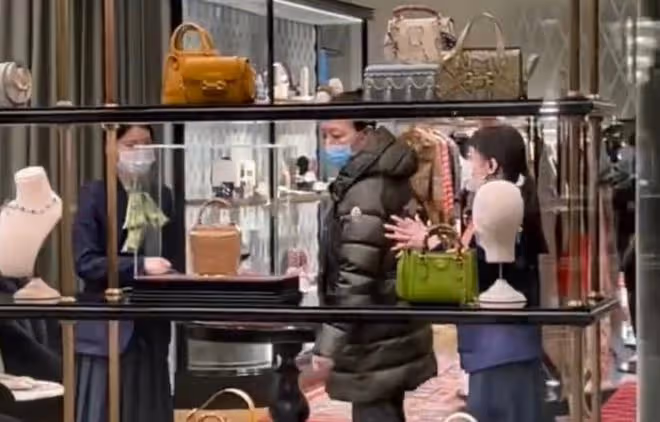 宋丹丹逛奢侈品氣場足,一頭短髮被誤認是男人,手提三大袋愛馬仕