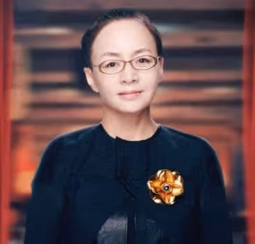 宋丹丹逛奢侈品氣場足,一頭短髮被誤認是男人,手提三大袋愛馬仕