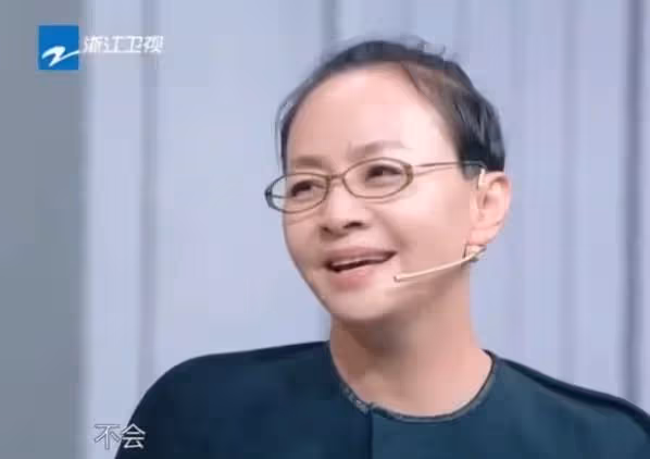 宋丹丹逛奢侈品氣場足,一頭短髮被誤認是男人,手提三大袋愛馬仕