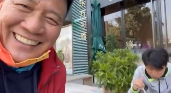 萬梓良做核酸發生衝突!遭倆路人怒視斥罵,本人嬉皮笑臉不當回事