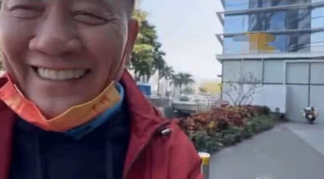 萬梓良做核酸發生衝突!遭倆路人怒視斥罵,本人嬉皮笑臉不當回事