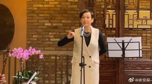 女星與小12歲張智霖演母子遭非議,曾閃嫁周潤發,交往小22歲男友