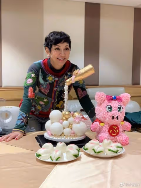 女星與小12歲張智霖演母子遭非議,曾閃嫁周潤發,交往小22歲男友