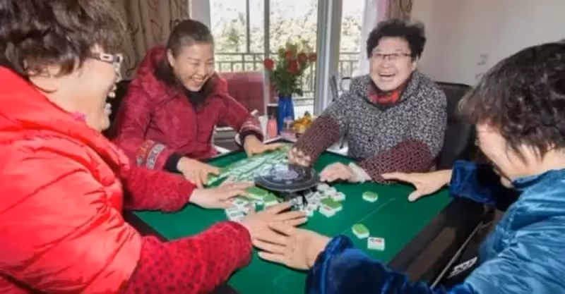 婆婆天天去打麻將, 有一天她手機忘帶讓我給送過去, 推開門後我哭了