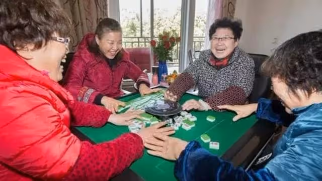 婆婆天天去打麻將, 有一天她手機忘帶讓我給送過去, 推開門後我哭了