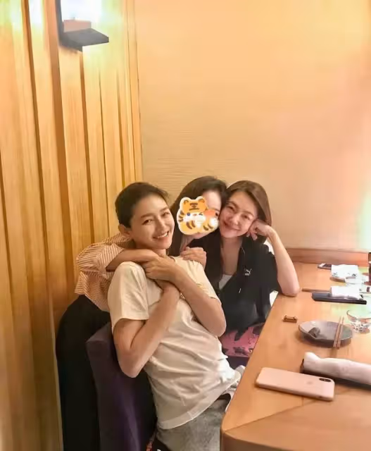 大S結婚後首次露面!與友人聚會笑真甜,肚子贅肉比麒麟臂還搶鏡