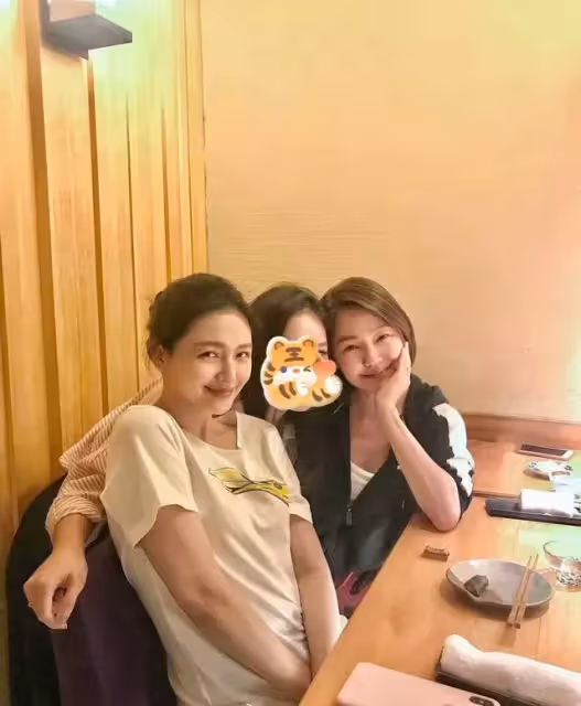 大S結婚後首次露面!與友人聚會笑真甜,肚子贅肉比麒麟臂還搶鏡