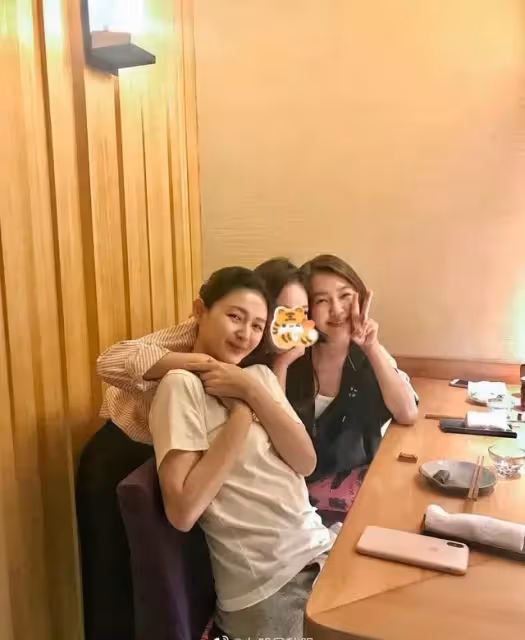 大S結婚後首次露面!與友人聚會笑真甜,肚子贅肉比麒麟臂還搶鏡