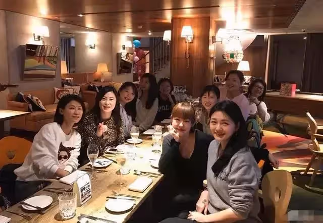 大S結婚後首次露面！與友人聚會笑真甜，肚子贅肉比麒麟臂還搶鏡