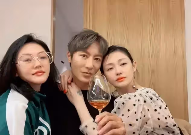大S結婚後首次露面！與友人聚會笑真甜，肚子贅肉比麒麟臂還搶鏡