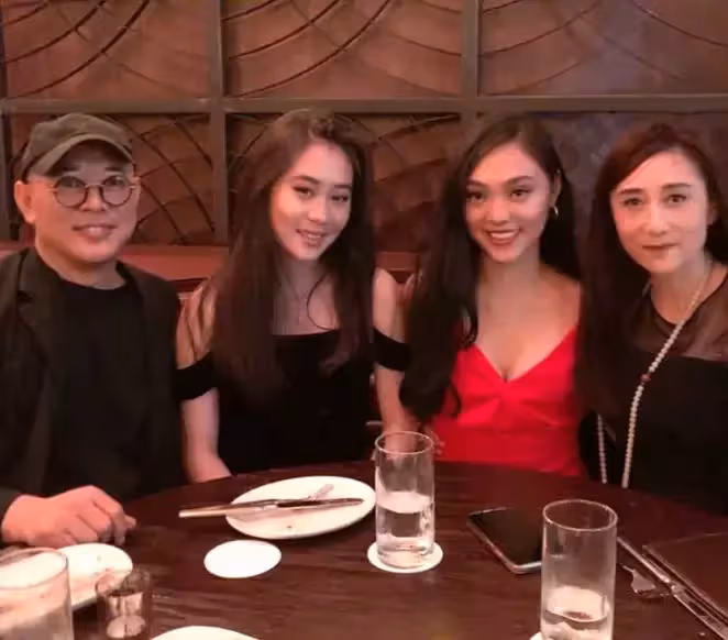 李連杰罕曬全家福!58歲利智近照曝光「當年美貌不減」 擁老公80億財產「卻從不買名牌」