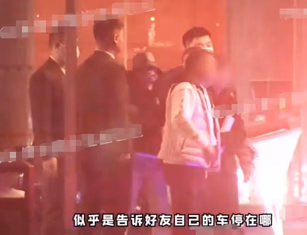 汪峰帶老婆去酒吧,章子怡被指喝到爛醉,街上手舞足蹈還推搡友人