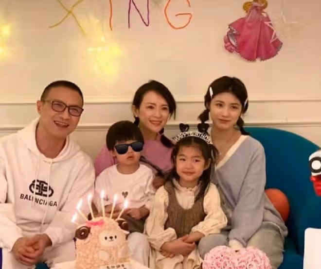 汪峰帶老婆去酒吧,章子怡被指喝到爛醉,街上手舞足蹈還推搡友人