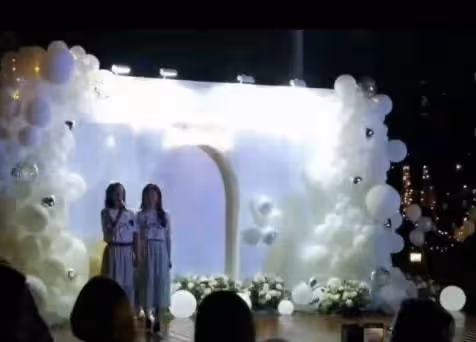 汪峰帶老婆去酒吧，章子怡被指喝到爛醉，街上手舞足蹈還推搡友人
