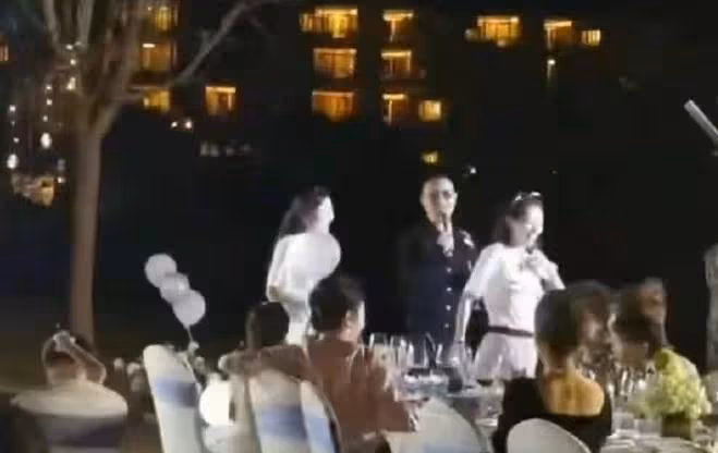 汪峰帶老婆去酒吧，章子怡被指喝到爛醉，街上手舞足蹈還推搡友人