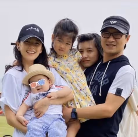 汪峰帶老婆去酒吧，章子怡被指喝到爛醉，街上手舞足蹈還推搡友人