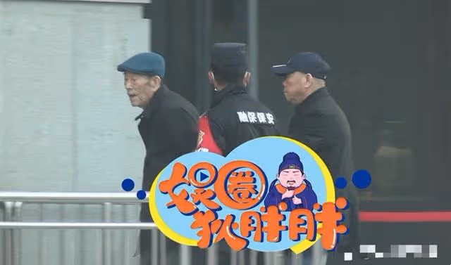 60歲楊議被曝出軌後首現身,全程攙扶楊少華顯孝心,身後多人隨行