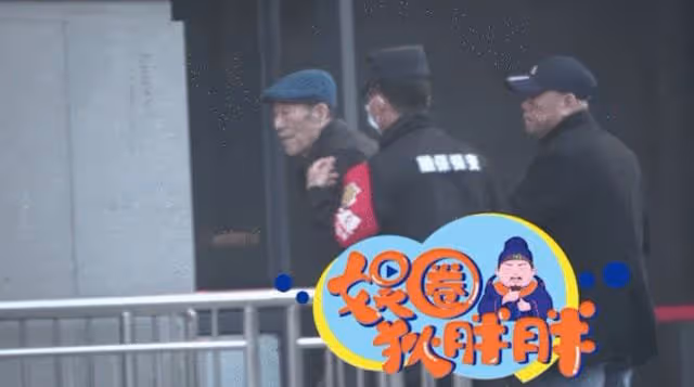 60歲楊議被曝出軌後首現身,全程攙扶楊少華顯孝心,身後多人隨行