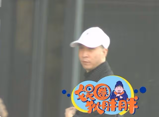 60歲楊議被曝出軌後首現身,全程攙扶楊少華顯孝心,身後多人隨行
