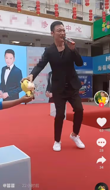 陶大宇小縣城跑商演，賣力演唱《倒轉地球》，背後樓房銹跡斑斑