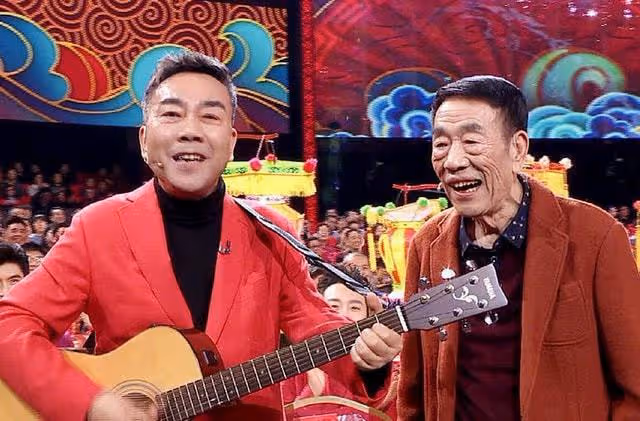 60歲楊議被曝出軌後首現身，全程攙扶楊少華顯孝心，身後多人隨行