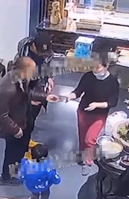 60歲楊議被曝出軌後首現身，全程攙扶楊少華顯孝心，身後多人隨行