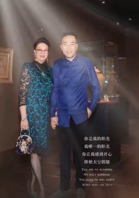 60歲楊議被曝出軌後首現身，全程攙扶楊少華顯孝心，身後多人隨行