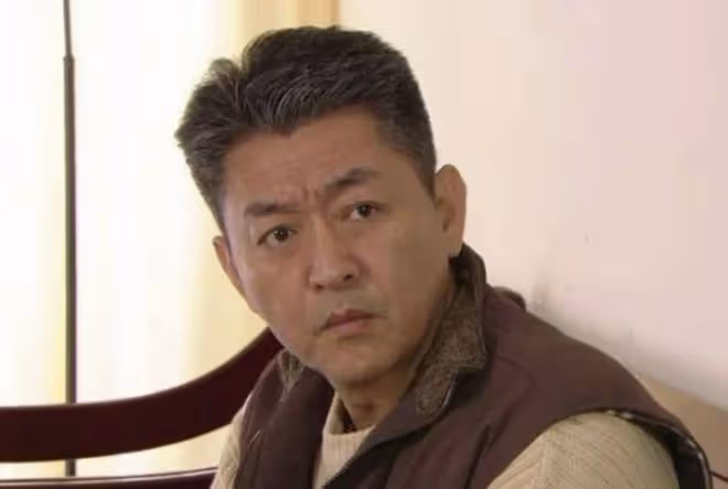 59歲金鐘視帝秘密二婚!與印尼妻子甜蜜出遊,兒子身高到父母腰部