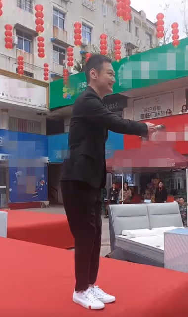 陶大宇小縣城跑商演，賣力演唱《倒轉地球》，背後樓房銹跡斑斑