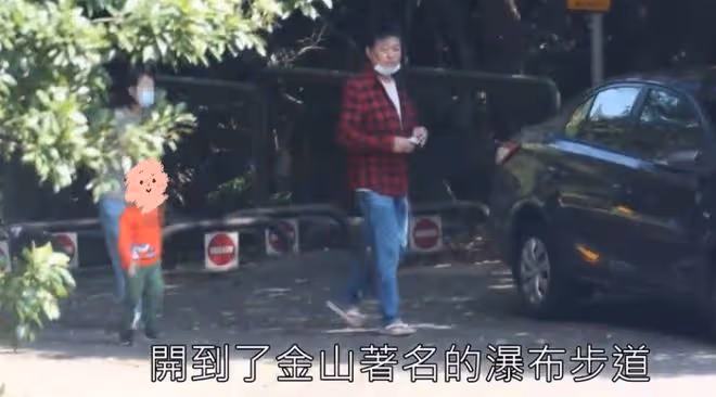 59歲金鐘視帝秘密二婚!與印尼妻子甜蜜出遊,兒子身高到父母腰部