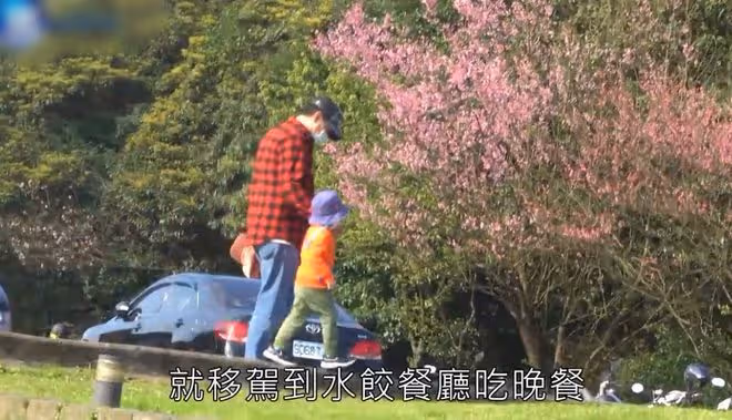 59歲金鐘視帝秘密二婚!與印尼妻子甜蜜出遊,兒子身高到父母腰部